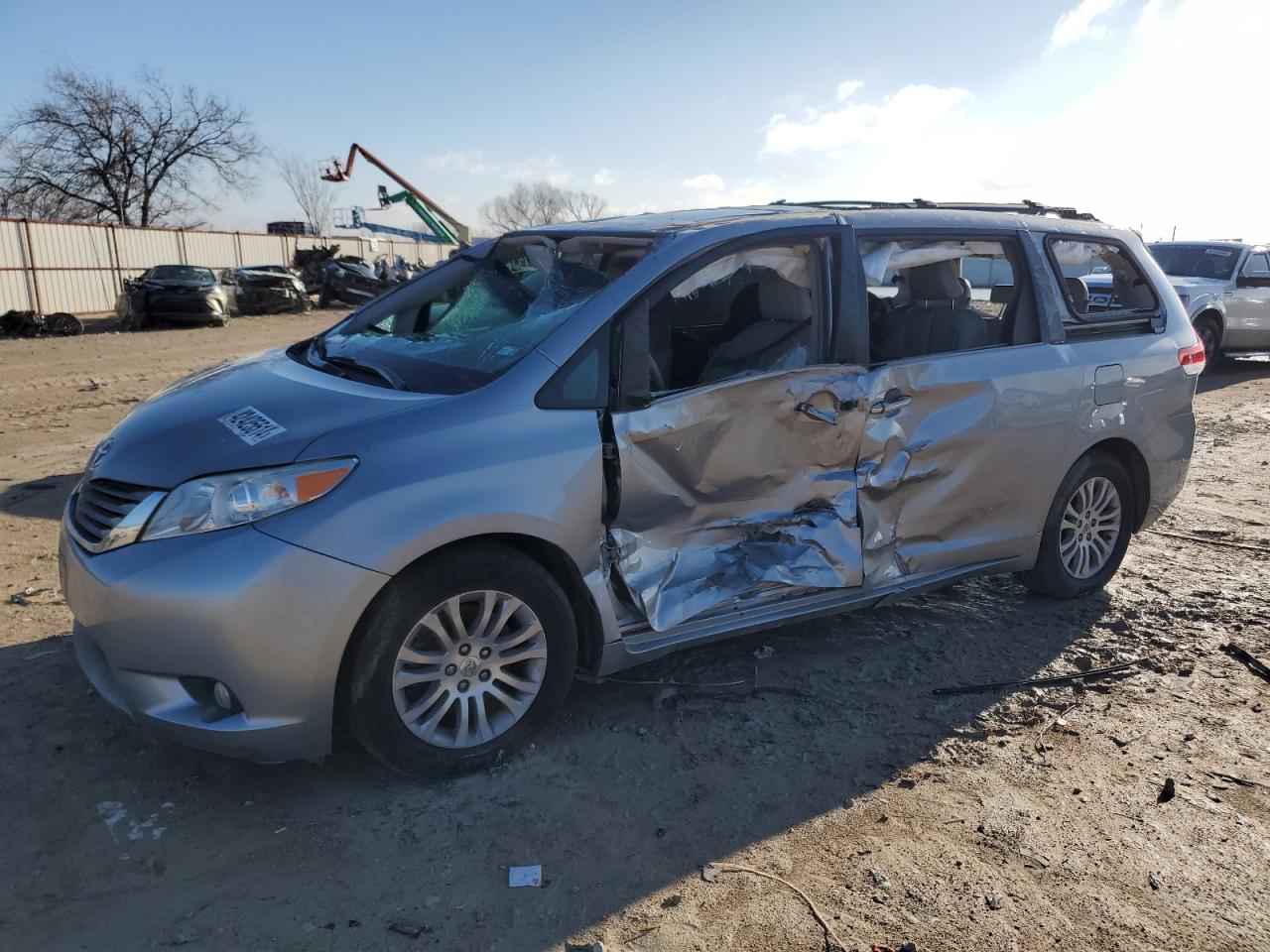 toyota sienna 2011 5tdyk3dc2bs003551