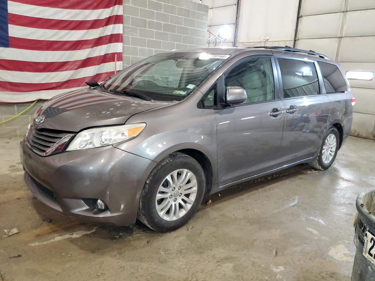 toyota sienna 2011 5tdyk3dc7bs143644