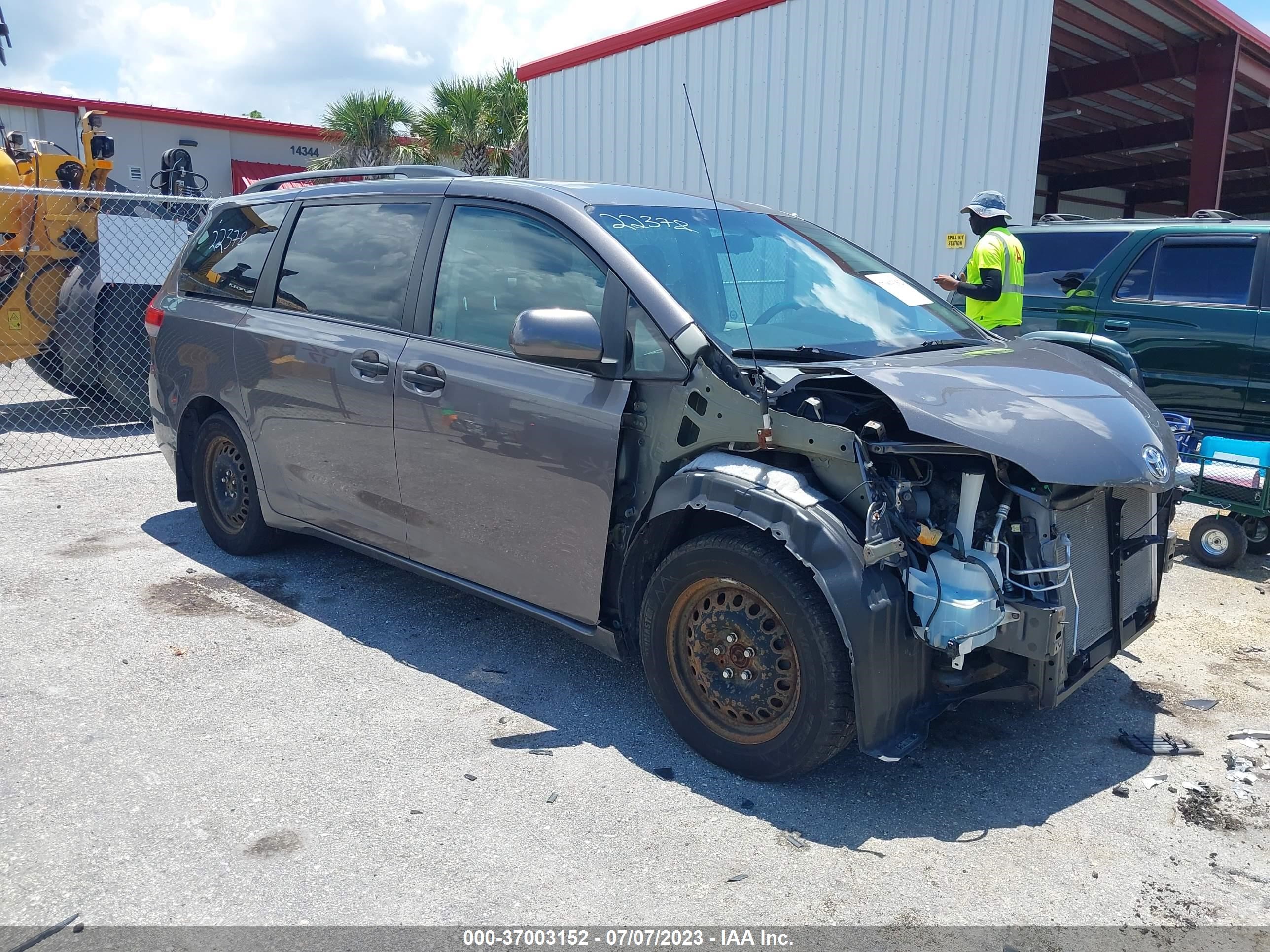 toyota sienna 2011 5tdzk3dc3bs144553