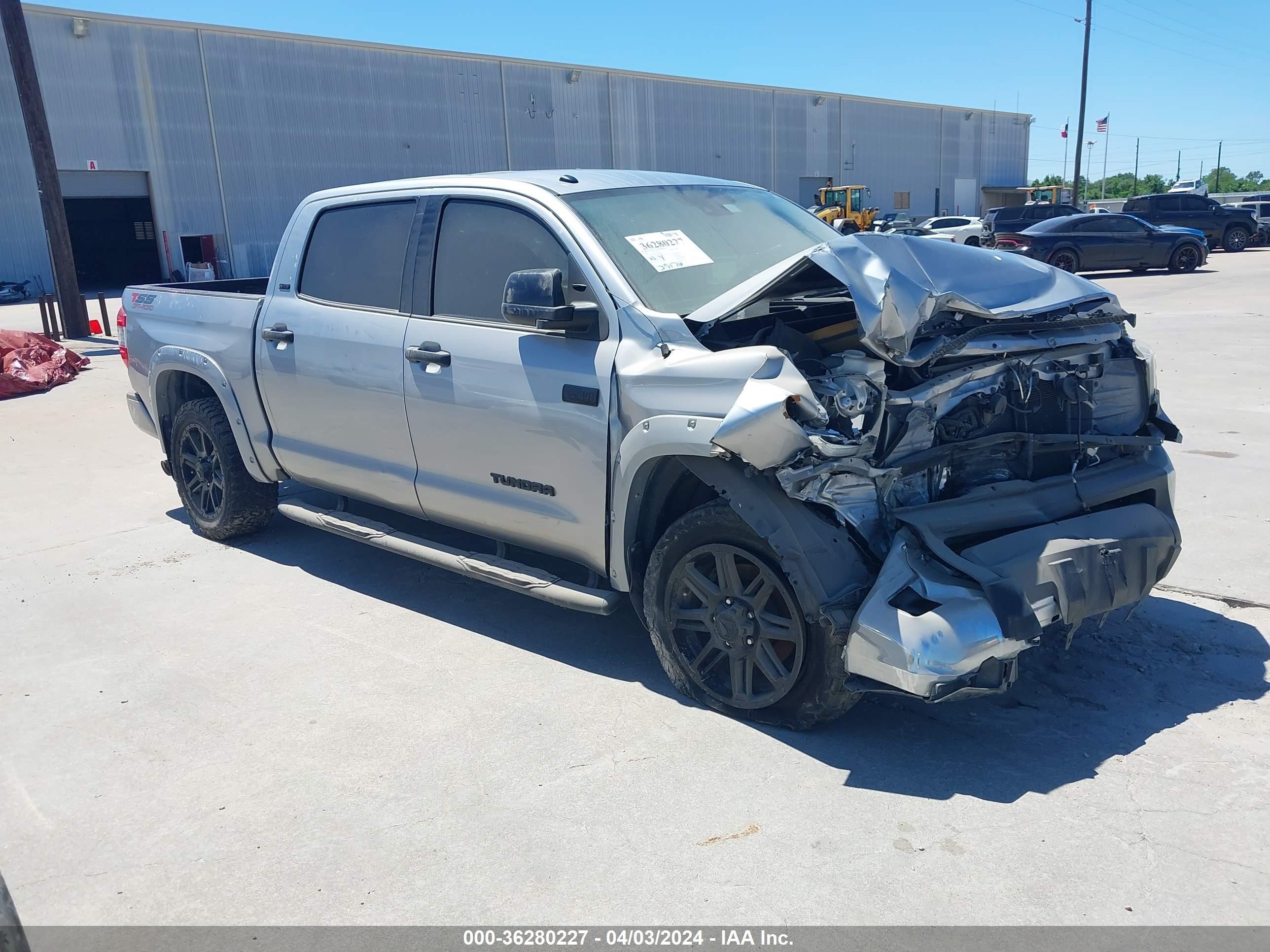 toyota tundra 2018 5tfdw5f18jx689890