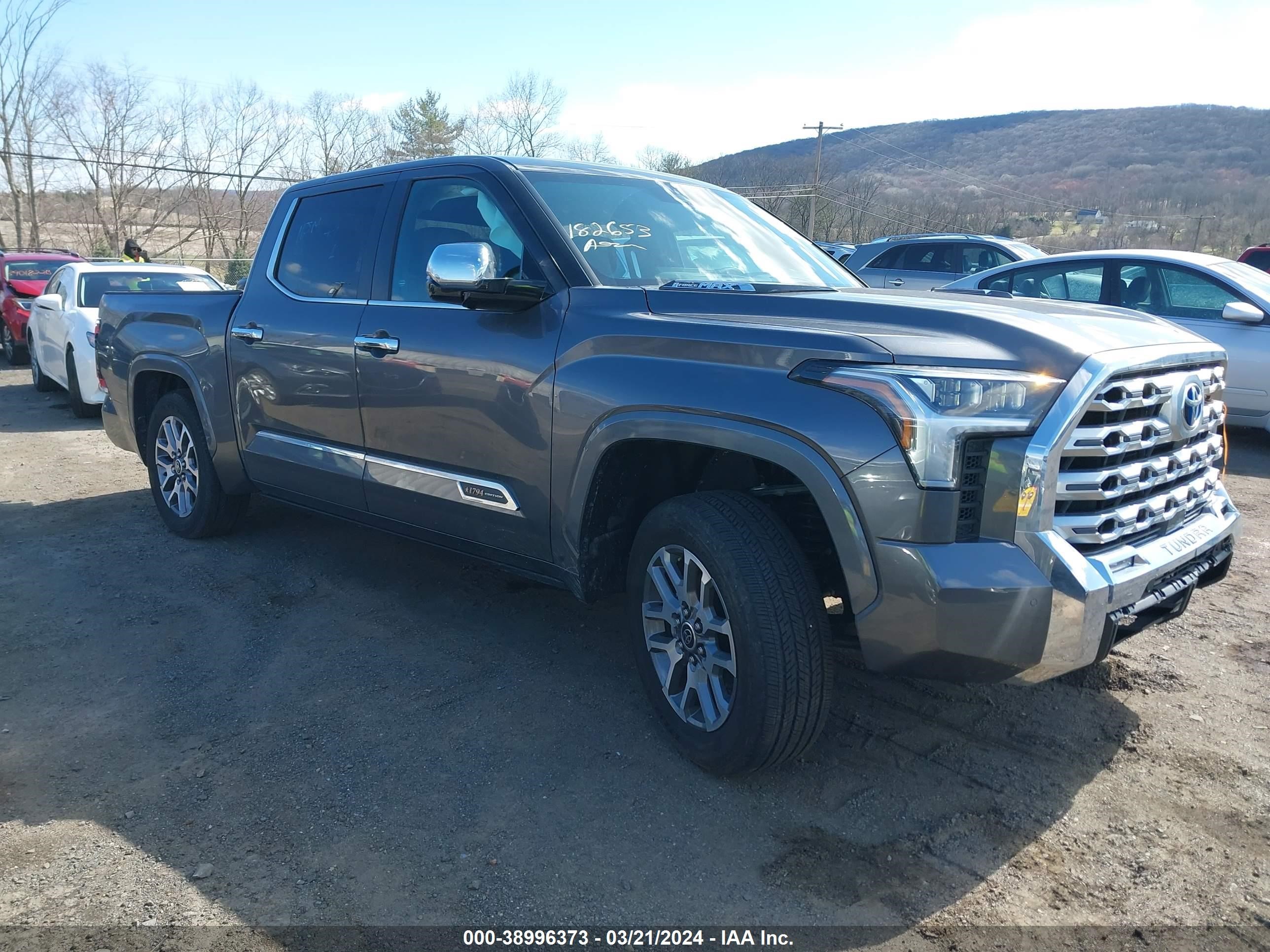 toyota tundra 2024 5tfmc5db9rx042642