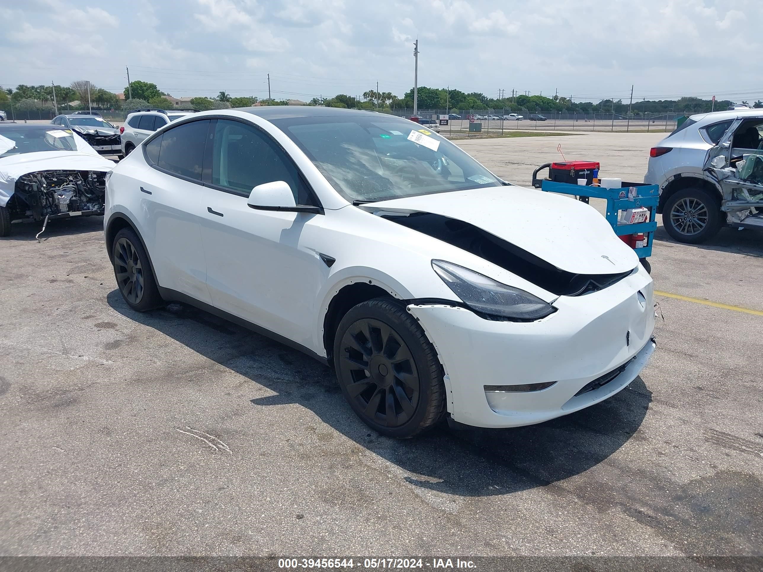 tesla model y 2024 7saygded1rf047637