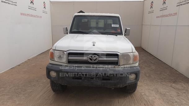 toyota land cruiser 2011 jtflu73j9b4513877