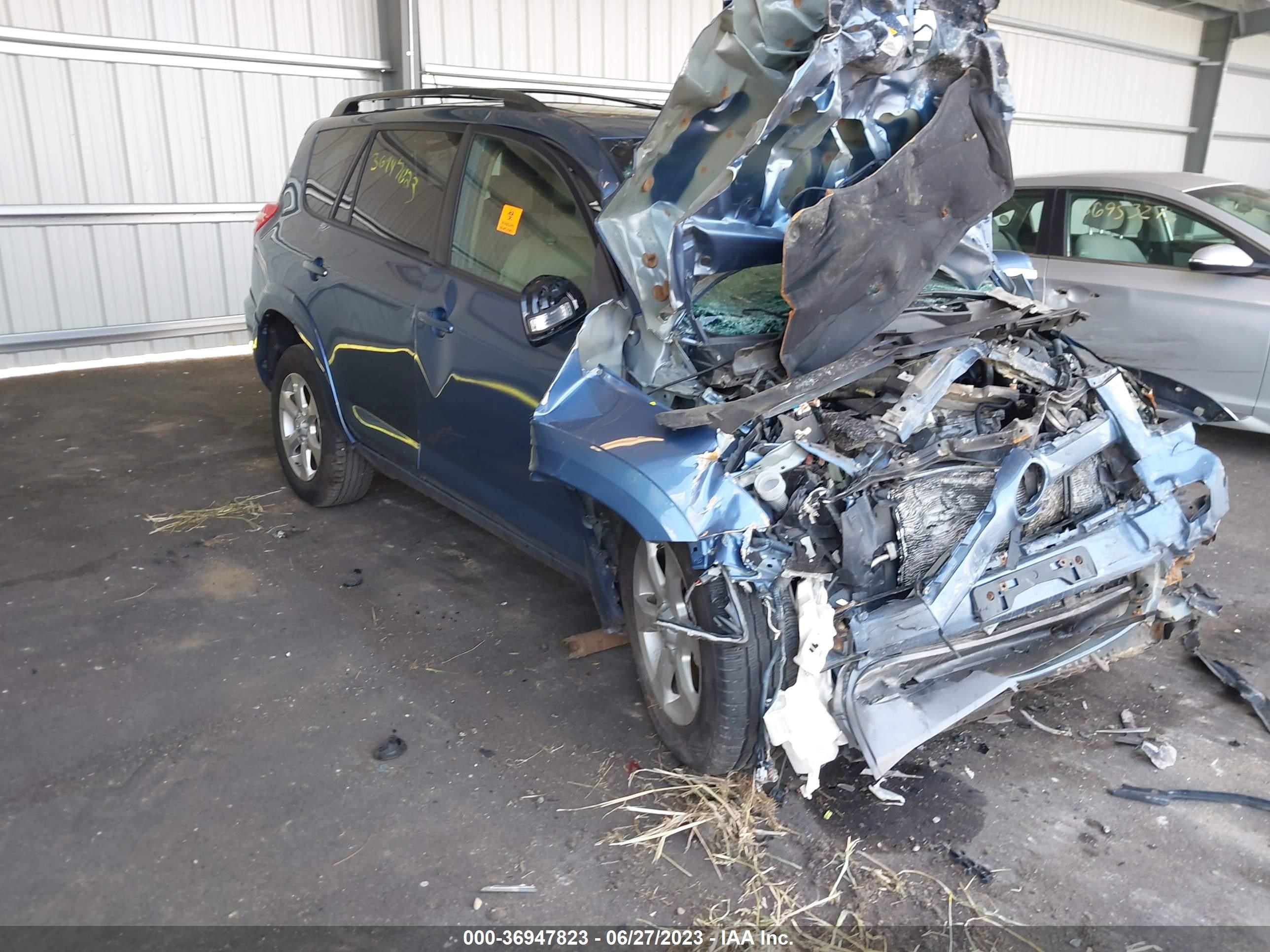 toyota rav 4 2011 jtmdf4dv9bd042711