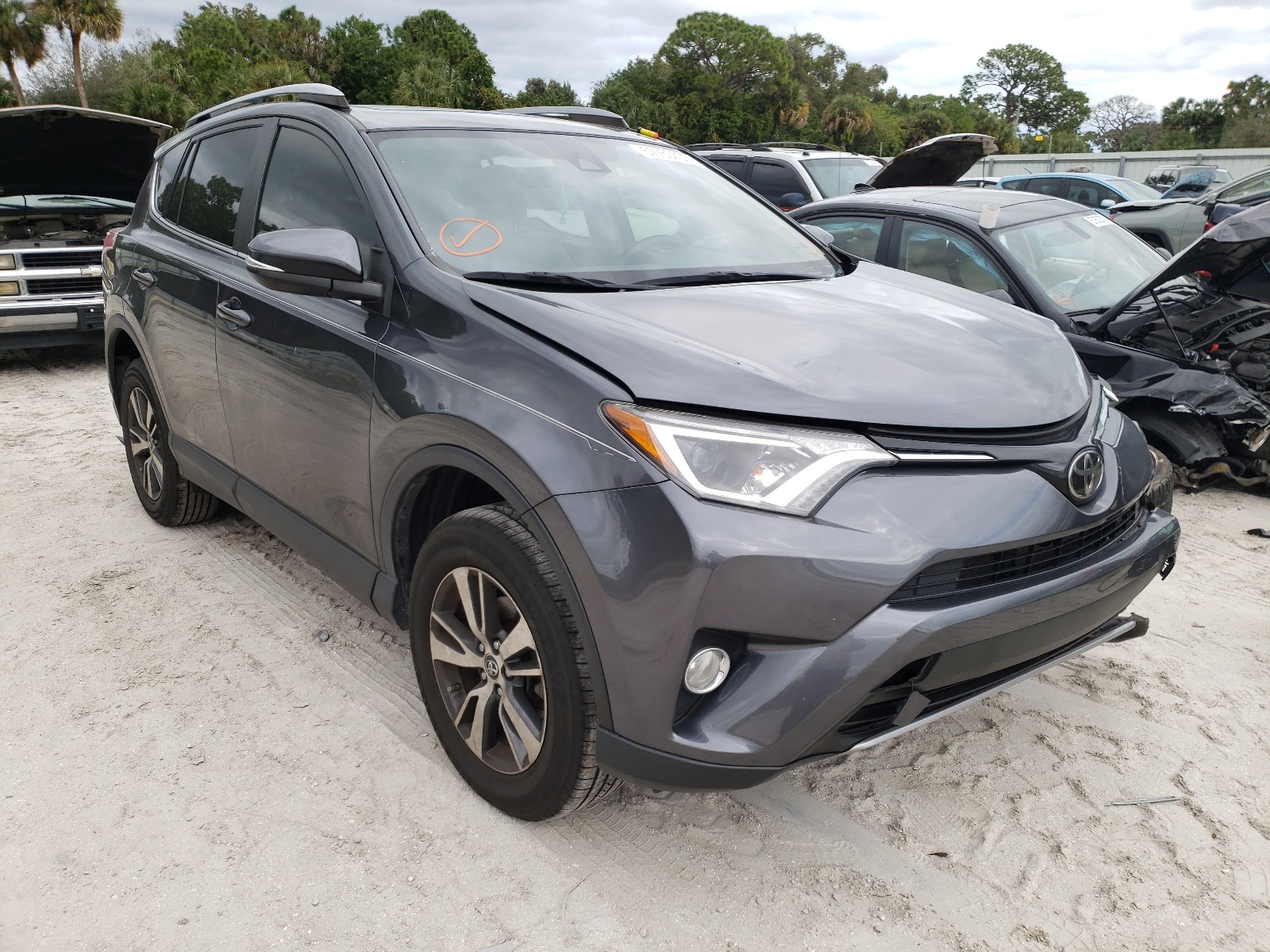 toyota rav4 xle 2017 jtmwfrev3hd097037