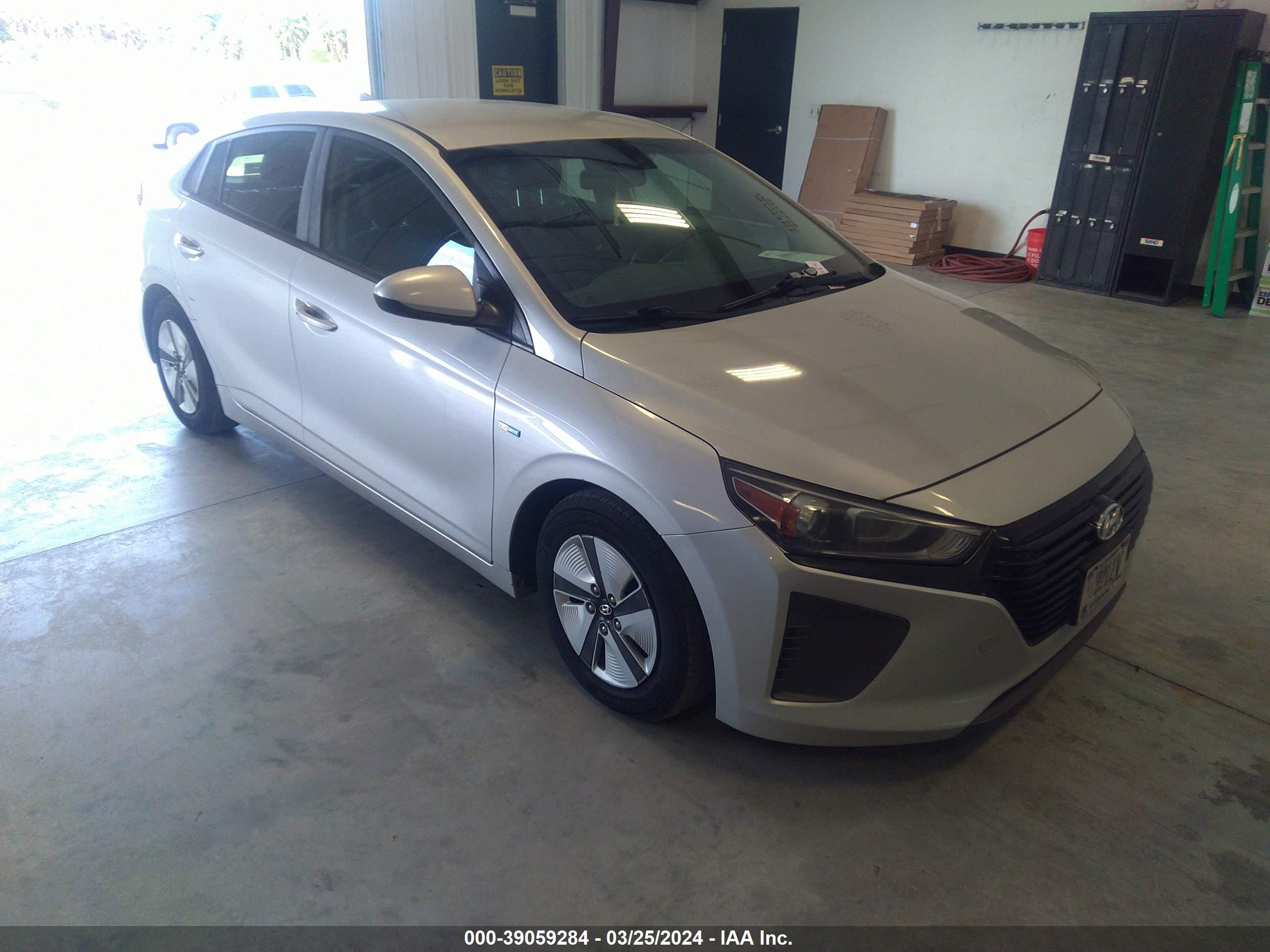 hyundai ioniq 2018 kmhc65lc7ju099825