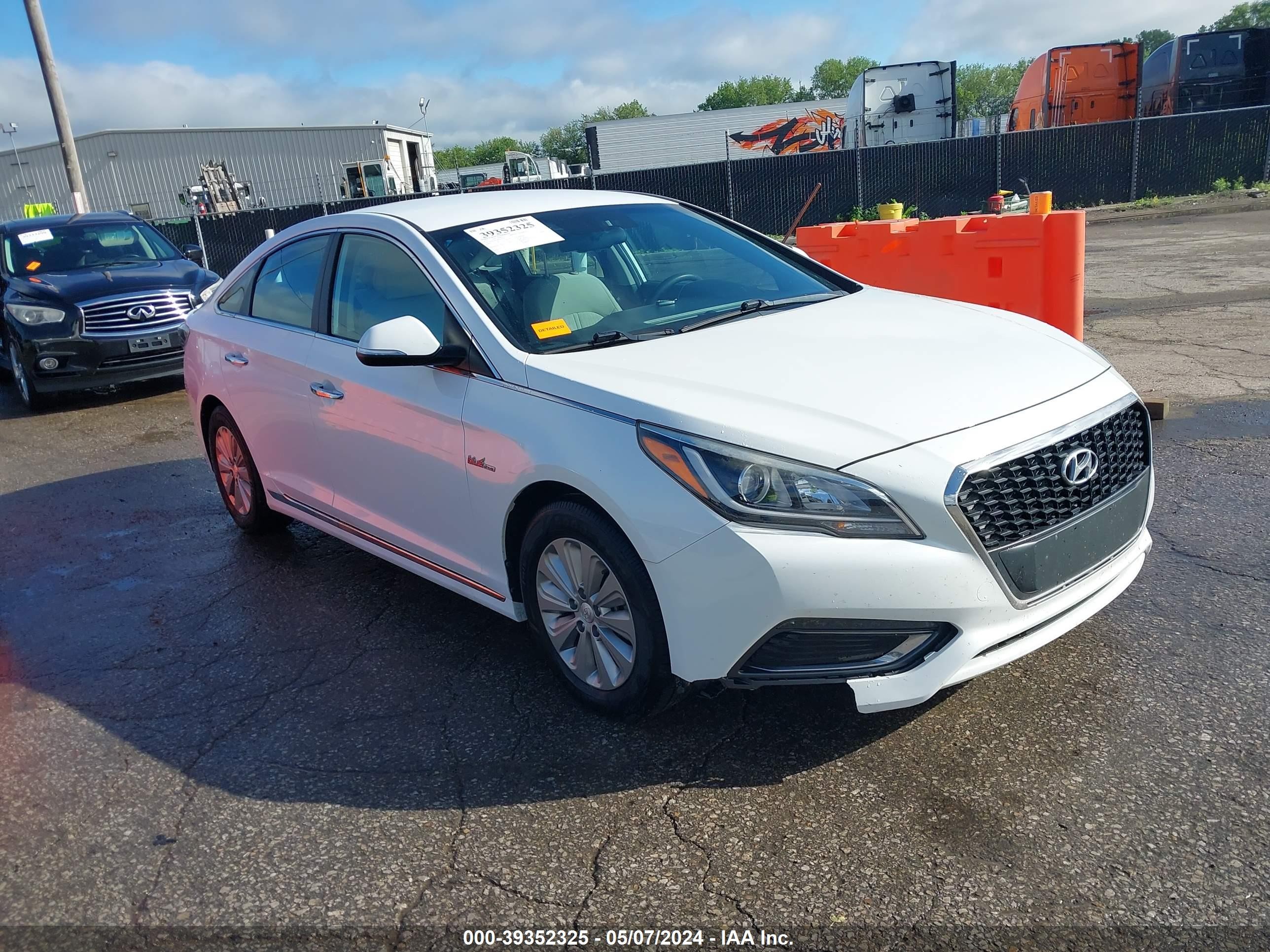 hyundai sonata 2017 kmhe24l18ha055678