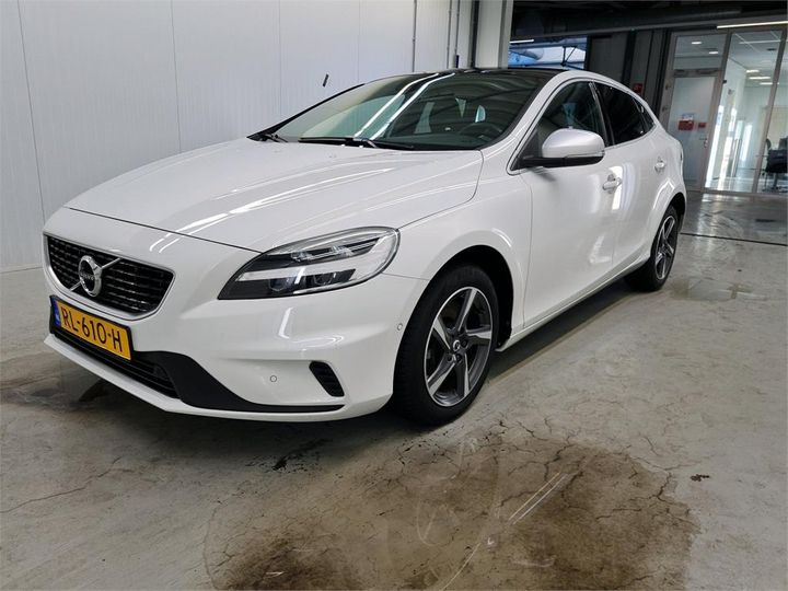 volvo v40 2018 yv1mv7980j2483154